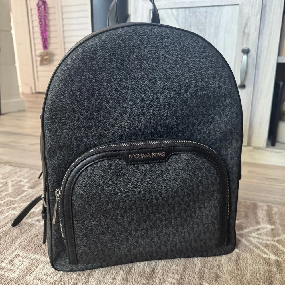 NWOT MICHAEL KORS BLACK BACKPACK WITH CLASSIC SILHOUETTE - Picture 1 of 4